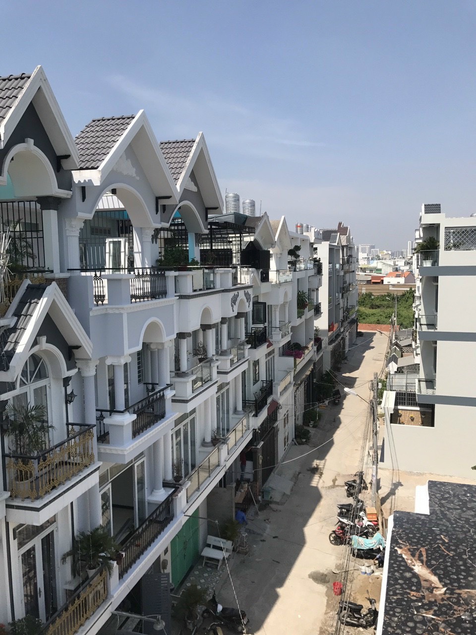 Chính chủ-Nhà phố dt: 4 x 19m, trệt, 3 lầu, sân thượng, hẻm xe hơi Huỳnh Tấn Phát