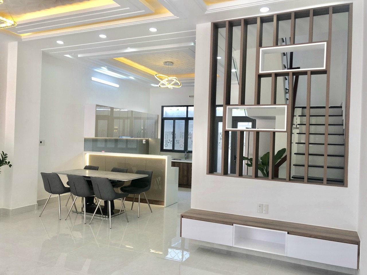 Biệt thự cổ điển 300m2, trệt, 3 lầu, full nội thất, ô tô tận nhà!